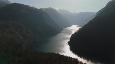Koenigssee 'nin nefes kesici hava manzarası, Schoenau am Konigssee, Berchtesgadener Land, Bavyera, Almanya. Dik yamaçlar ve el değmemiş doğa ile çevrili kristal berraklığında bir dağ gölü.. 