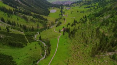 Luftaufnahme Wanderweg entlang des Faltenbachs dure in von hohen Bergen umgebenes Tal zur Nebelhornspitze bei Oberstdorf im Allgaeu, Bayern, Deutschland. Luftbild alpines Naturerlebnis pur. 