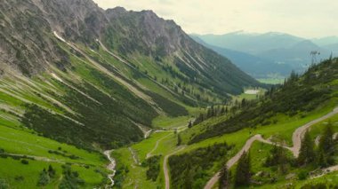 Oberstdorf, Bavyera yakınlarındaki Nebelhorn zirvesine giden Faltenbach deresi boyunca yürüyüş yolu. Luftbildaufnahme Allgaeu Alpleri 'nden nefes kesici dağ manzaralı, nefes kesici bir dağ yolu.. 