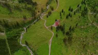Oberstdorf, Bavyera yakınlarındaki Nebelhorn zirvesine giden Faltenbach deresi boyunca yürüyüş yolu. Luftbildaufnahme Allgaeu Alpleri 'nden nefes kesici dağ manzaralı, nefes kesici bir dağ yolu.. 