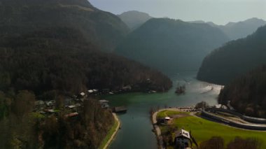 Deutschland, Bayern 'deki Luftaufnahme Schonau am Konigssee schifffahrt. Almanya, Bavyera 'daki elektrikli turist tekneleri ve rıhtımının güzel Schoenau am Koenigssee Gölü manzarası. Gezinti gemisi. 