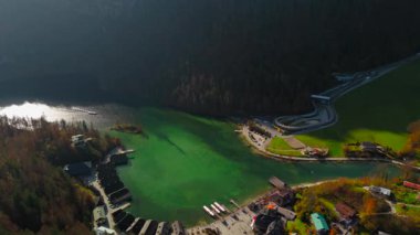 Deutschland, Bayern 'deki Luftaufnahme Schonau am Konigssee schifffahrt. Almanya, Bavyera 'daki elektrikli turist tekneleri ve rıhtımının güzel Schoenau am Koenigssee Gölü manzarası. Gezinti gemisi. 