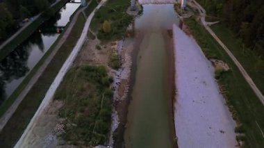 Grosshesseloher Köprüsü 'nün Münih, Almanya' daki Isar Nehri üzerindeki hava manzarası. Bisiklet yolu, demiryolu köprüsü, pembe gökyüzü ve sakin doğa. Bavyera 'ya git. luftaufnahme Grosshesseloher Brucke. 