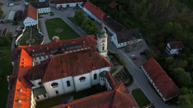 Almanya 'nın Bavyera kentindeki Kloster Schaeftlarn ve Praelatengarten parklarının hava manzarası. Barok Benedictine Manastırı ve baharda etrafı çayırlarla ve Münih 'in güneyindeki Isar Vadisi ile çevrili peyzaj parkı.. 