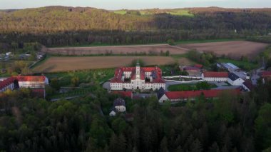 Almanya 'nın Bavyera kentindeki Kloster Schaeftlarn ve Praelatengarten parklarının hava manzarası. Barok Benedictine Manastırı ve baharda etrafı çayırlarla ve Münih 'in güneyindeki Isar Vadisi ile çevrili peyzaj parkı.. 