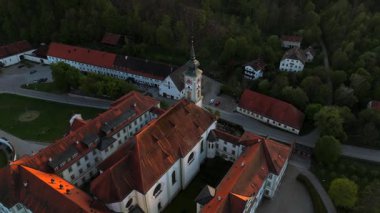 Luftaufnahme des Klosters Schaeftlarn und des barocken Praelatengartens in Oberbayern. Benediktinerabtei tarihsel park, eingebettet in gruene Landschaft dava lich von Muenchen, Deutschland. 