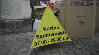 Karton sammelplatz Schweiz. İsviçre, Schaffhausen 'de iyi organize edilmiş karton geri dönüşüm noktası. Sürdürülebilir atık yönetimi ve çevre dostu. Altstadt 'ta Karton Sammelstelle. Geri dönüşüm. 