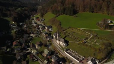 Pfarrkirche St. Sebastian ist eine romisch-katholische Kirche in Ramsau bei Berchtesgaden, Deutschland, Bayern Luftaufnahme. Almanya 'da Alpler' in geçmişine sahip küçük bir kilisenin hava manzarası.. 
