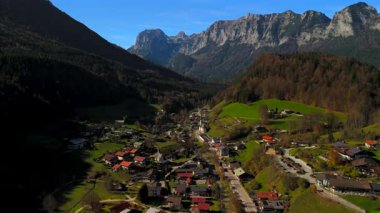 Pfarrkirche St. Sebastian ist eine romisch-katholische Kirche in Ramsau bei Berchtesgaden, Deutschland, Bayern Luftaufnahme. Almanya 'da Alpler' in geçmişine sahip küçük bir kilisenin hava manzarası.. 
