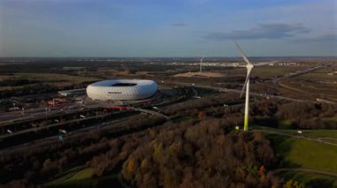 Rüzgâr türbinli Froettmaninger Mullberg 'in hava görüntüsü ve Münih' teki Allianz Arena 'nın net bir görüntüsü. Freimann rüzgar türbini ve Münih futbol arenasının kuş bakışı perspektifi. 