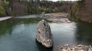 Münih yakınlarındaki Georgenstein, Almanya Isar 'ın berrak sularından yükseliyor. Yürüyüşçüler ve bisikletçiler için doğal anıt ve nehir yolu boyunca rafting engeli. Luftbild Georgstein oder Georgenfels