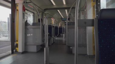 Güneşli bir bahar gününde, Almanya 'nın Münih şehrinde, modern bir S-Bahn treninin içinde. Temiz, sessiz ve ferah, mavi koltuklar ve geniş pencereli, toplu taşımacılık ve kentsel hareketlilik sergiliyor. 