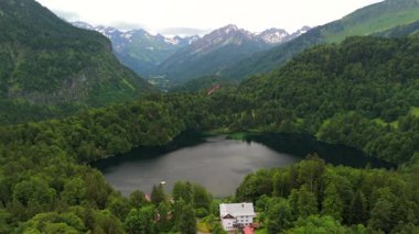 Almanya, Bavyera 'da Freibergsee ve Heini-Klopfer- Schkiflugschanze' nin insansız hava aracı görüşleri. Dağlar ve ormanlarla çevrili bu el değmemiş göl ve ünlü kayakla atlama alanı havadan görülebilir. Oberstdorf. 