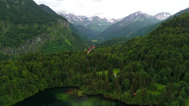 Almanya, Bavyera 'da Freibergsee ve Heini-Klopfer- Schkiflugschanze' nin insansız hava aracı görüşleri. Dağlar ve ormanlarla çevrili bu el değmemiş göl ve ünlü kayakla atlama alanı havadan görülebilir. Oberstdorf. 
