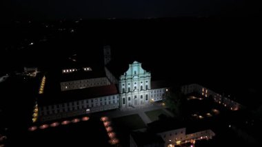 Almanya 'nın Münih yakınlarındaki tarihi Fuerstenfeld Manastırı Kampüs-Principis' in gece görüşü. Geç dönem barok kilise ve manastır binaları karanlık gökyüzüne karşı güzelce aydınlatılıyor.. 