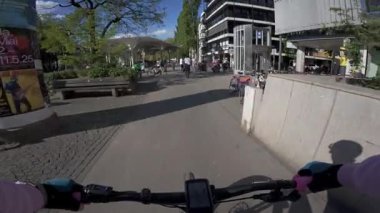 29 Nisan 2025. Münih, Almanya. Fahrradfahrt durch die Muenchner Innenstadt bei warmem Wetter. Perspektif vom Lenker zeigt dichten Radverkehr, modernes Stadtleben und klimafreundliche Mobilitaet