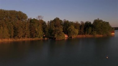 Luftaufnahme der Mausinsel im Woerthsee, Bayern, mit dem Schloss Woerth und der Kapelle St. Simpert. Umgeben von Natur, Wasser und malerischer Abendstimung. Luftbildansicht Fare Adası da buna değer.. 