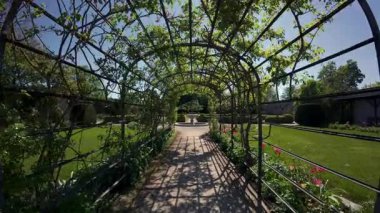 Parkanlage tarihçisi Schlossgarten Starnberg, Bavyera. Manzaralı göl manzarası, yeşil çimenler ve tarihi yapılar ile Schloss Starnberg ve St. Josef Kilisesi, kültür ve doğa severler için idealdir.. 