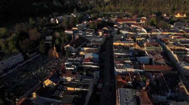 Wasserburg am Inn, Almanya renkli binaları, tarihi mimarisi ve gün batımında canlı Ledererzeile alışveriş caddesi olan büyüleyici Bavyera kasabası. Yukarıdan Avrupa cazibesi. 