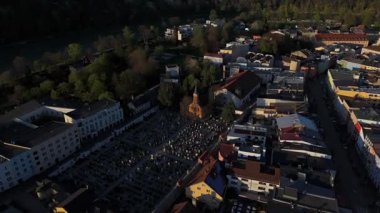 Wasserburg am Inn, Bavyera 'daki Neo-Romanesque Friedhofskirche ve tarihi mezarlığın havadan görünüşü. Sevimli, eski bir kasabanın kalbinde yeşilliklerle çevrili huzurlu bir miras alanı.. 
