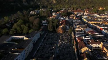 Luftaufnahme der Friedhofskirche Wasserburg am Inn, Bayern 'de. Ölüm nöromanische Kirche und der historische Altstadtfriedhof zeigen die kulturelle und religioese Geschichte der Region. 