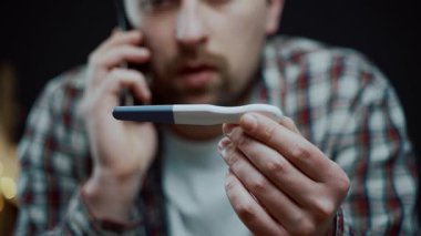 Hayal kırıklığına uğramış genç adam evde oturup, telefonda konuşurken hamilelik testi yapıyor. Hüsrana uğramış ve üzgün görünüyor. Ortağından hamile kalma girişiminin başarısız olduğu haberini paylaşıyor.. 