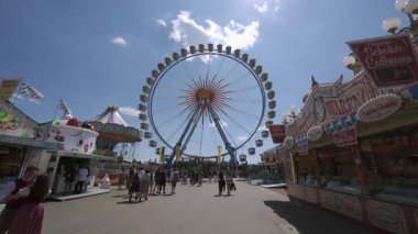 2 Mayıs 2025. Münih, Almanya. Muenchen 'deki Fruhlingsfest Theresienwiese canlı bahar fuarı, ünlü Willenborg Riesenrad, neşeli kalabalık ve şenlikli Bavyera kültürü. Riesenrad. 