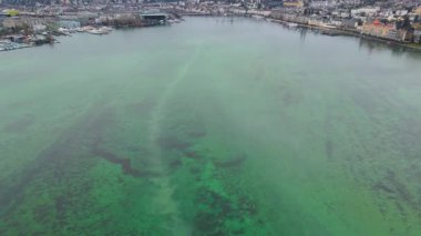 Vierwaldstaettersee, See in der Schweiz, Luzern Luftaufnahme im Herbst bei bewoelktem Wetter. Lac des Quatre-Cantons, Lago dei Quattro Cantoni, Lago di Lucerna, Lai dals Quatter Chantuns hava manzaralı 