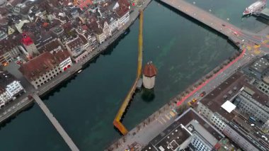 Kapellbruecke und Wasserturm Luzern, Schweiz Luftaufnahme bei nebligem Fruehjahrswetter. İsviçre Lucerne 'deki Chapel Köprüsü ve Su Kulesi sisli bahar havasında hava manzaralı. Lucernes dönüm noktası. 