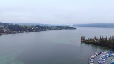 Vierwaldstaettersee, See in der Schweiz, Luzern Luftaufnahme im Herbst bei bewoelktem Wetter. Lac des Quatre-Cantons, Lago dei Quattro Cantoni, Lago di Lucerna, Lai dals Quatter Chantuns hava manzaralı 