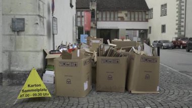 Karton sammelplatz Schweiz. İsviçre, Schaffhausen 'de iyi organize edilmiş karton geri dönüşüm noktası. Sürdürülebilir atık yönetimi ve çevre dostu. Altstadt 'ta Karton Sammelstelle. Geri dönüşüm. 