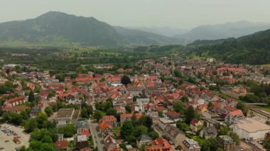 Immenstadt im Allgau 'nun hava perspektifi, Bavyera, Almanya, Bavyera Alpleri' ne kurulmuş büyüleyici bir kasaba. Geleneksel mimari, tepeler ve çarpıcı alp manzarası ile mükemmel bir yaz tatili.. 