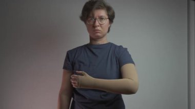 Sıkıştırma kolu. Sıkıştırılmış çorap ürünleri. Varisli damarların, trombozun, trombofil iltihabının ve venöz terapinin kol tedavisi için tıbbi çoraplar. Klinik örgü giysileri. Lympedema, Artrit. 