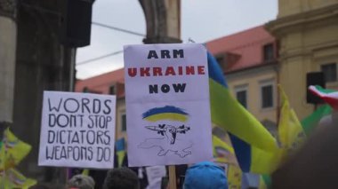 18 Şubat 2023. Münih. Almanya. Odeonsplatz Muenchen. Rus işgali sırasında Ukrayna 'yı destekleyen Münih' teki Odeonsplatz protestosu. Bayrakları ve işaretleri olan insanlar. Posterde 