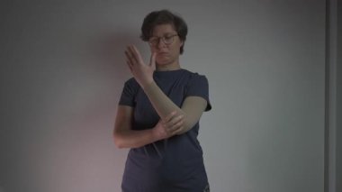 Sıkıştırma kolu. Sıkıştırılmış çorap ürünleri. Varisli damarların, trombozun, trombofil iltihabının ve venöz terapinin kol tedavisi için tıbbi çoraplar. Klinik örgü giysileri. Lympedema, Artrit. 