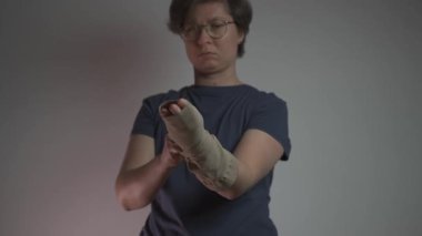 Kadın kolundaki damar sağlığı için, tromboz ve damar tıkanıklığını önlemek için koluna baskı uyguluyor. Bu tıbbi giysi dolaşımı destekler ve varis ve venöz sorunların yönetilmesine yardımcı olur.. 