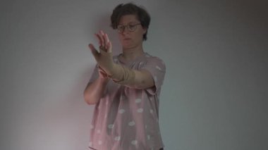 Kadın kolundaki damar sağlığı için, tromboz ve damar tıkanıklığını önlemek için koluna baskı uyguluyor. Bu tıbbi giysi dolaşımı destekler ve varis ve venöz sorunların yönetilmesine yardımcı olur.. 