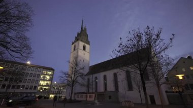 28 Ocak 2025 St. Nicholas Kilisesi, Friedrichshafen, Baden-Wuerttemberg, Almanya akşam aydınlatma manzarası. Katholische Kirche St. Nikolaus Kulturdenkmal am Adenauerplatz. 
