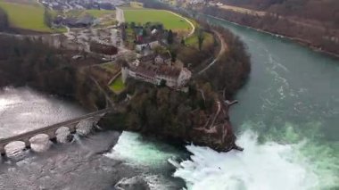 Schloss Laufen am Rheinfall, Schaffhausen, Schweiz Luftaufnahme im Fruehling. Laufen Şatosu, İsviçre kantonu Zürih 'te Rhine Şelalesi, baharda İsviçre hava manzarası. Yer imi ve çekim noktası. 