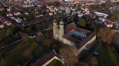 Kloster Hofen, ah bekannt als Schloss Friedrichshafen, Benediktinerkloster am Bodensee, Stadt Friedrichshafen, Deutschland Luftaufnahme. Almanya 'da Schlosskirche hava manzarası, Friedrichshafen. 