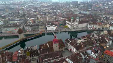 Blick auf das Rathausquai und die Kapellbruecke mit Wasserturm Luftaufnahme bei nebligem Wetter. Luzern, Schweiz. Rathaus Luzern, İsviçre 'de gökyüzü ve şehir merkezi.. 