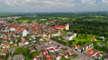 Lauingen Donau und die Umgebung aus der Luft Deutschland, Bayern im Sommer. Lauingen am Donau, Stadt im Landkreis Dillingen an der Donau Luftaufnahme der Innenstadt. Tuna 'nın kıyısındaki bir kasabada. 