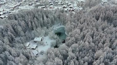 Kışın Rosensee Gölü, Grainau, Garmisch-Partenkirchen, Almanya hava manzaralı, karla kaplı kozalaklı orman ve Alpler ile çevrilidir. Rosensee umgeben bei Grainau, Alman Luftaufnahme. 