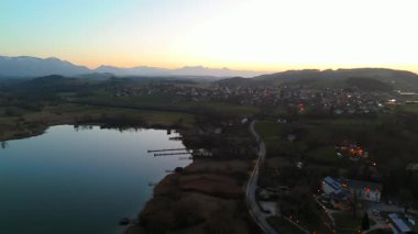 Chiemsee Gölü, Almanya 'nın Bavyera kentinde, Prien am Chiemsee kenti yakınlarında, günbatımında Rosenheim hava manzaralı bir göldür. Bölge, Chiemgau. Luftaufnahme Bayerisches Meer, Bayern 'deki Chiemsee.. 