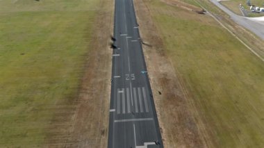 Münih, Almanya Landschaftspark Hachinger Tal. Fliegerhorst Neubiberg ist ein ehemaliger Fliegerhorst in Suden von Munchen. Flugplatz Munchen Sud Luftaufnahme. Park Münih 'te kapalı bir havaalanı. Pist. 