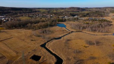 Starnberg 'den Leutstetten' a kadar Wurm Nehri 'nin üst kısmının havadan görüntüsü. Leutstettener Moos doğa rezervi, Almanya 'nın Yukarı Bavyera eyaletinde yer alan bir şehirdir.. 