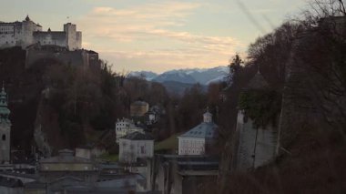 Festung Hohensalzburg Stadt Salzburg, Oesterreich Blick von der Aussichtsplattform in Winter. Avusturya, Festungsberg 'deki Hohensalzburg Kalesi kışın gözlem güvertesinden manzaralı. 