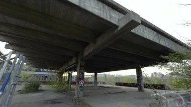 Terk edilmiş Münih Olimpiyat Stadyumu, Almanya. 1972 Yaz Olimpiyatları için Bahn 'ı inşa etti, şimdi çalışmıyor. Münih, Deutschland 'deki Olympiapark yakınlarında hayalet istasyon. S-Bahn Geisterbahnhof