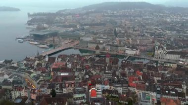 Yukarıdan Misty Lucerne, sislerin arasında Musegg Duvar ve kuleler sergiliyor, şehrin ortaçağ tahkimatlarını ve sakin atmosferini vurguluyor. Luftaufnahme Museggmauer Luzern, Schweiz 'de.. 