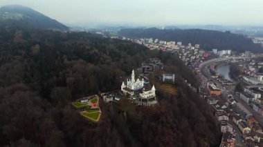 Şato Guetsch, İsviçre 'nin Lucerne şehrinde sisli kış havasında tarihi bir şatodur. Guetschwald Dağı 'ndaki Lucernes Gutsch Oteli. Eski Luzern kasabası, Schweiz Luftaufnahme.